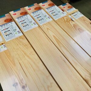 Lot de lames de parquet ancien LAOUET SELECTION en bois clair. Dimensions 2000x140x23mm, 1,40m² par pack de 5 lames. Produit A+, PEFC, Fabriqué en France.