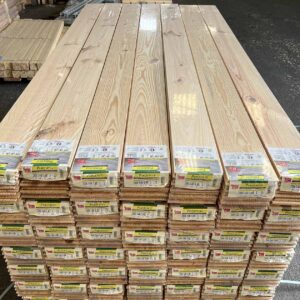 Impressionnante pile de planches de parquet PARQUECO emballées, bois clair, dimensions 2000x140x14mm, code 5 23, prêtes à la livraison.