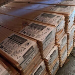 Piles de lames de parquet en pin des Landes "DISCOUNT" emballées. Étiquettes affichent 2000x100x23mm, 1m², 5 lames, PEFC, A+.