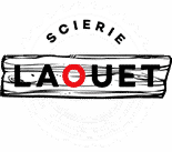 Logo de la Scierie Laouet: une lame de scie circulaire entoure une planche en bois avec le nom "LAOUET", le "O" est en rouge.