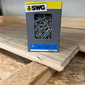 Boîte de vis SWG 3,5x50 TX 10 (400 pièces) sur des planches en bois clair, avec une vis partiellement insérée.